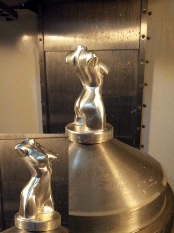 Buste de femme en aluminium usiné. 